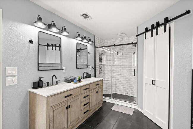 Building Photo - 324 Woodcrest Dr