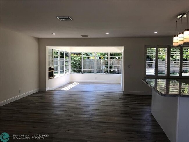 Building Photo - 807 SE 9th Terrace