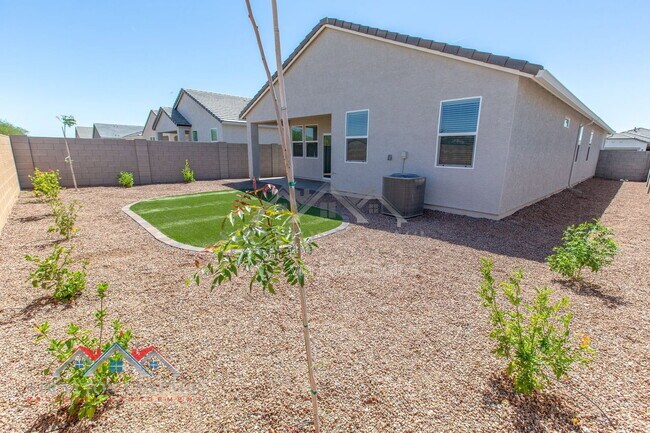 Building Photo - 1330 W Hess Ave