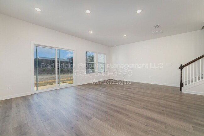 Building Photo - 4039 Smt Wds Dr