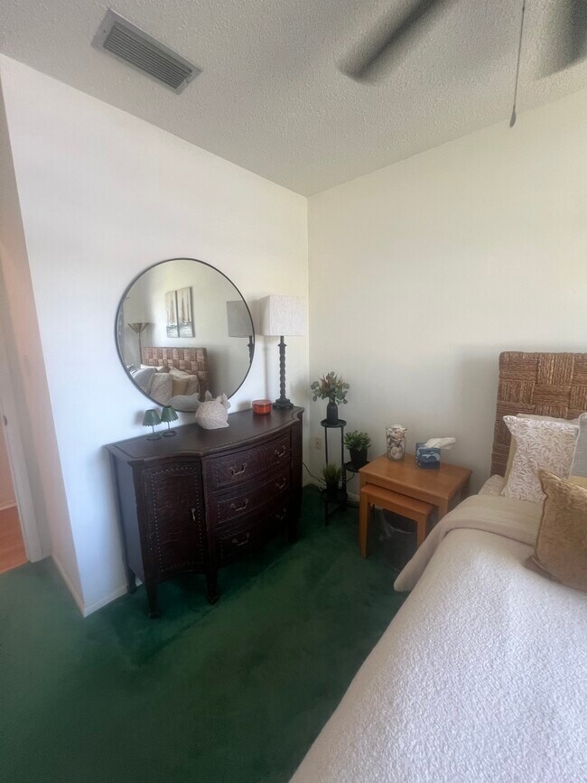 Building Photo - 2041 Sunset Dr