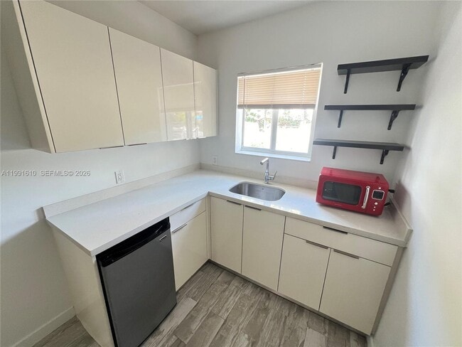 Building Photo - 220 Collins Ave