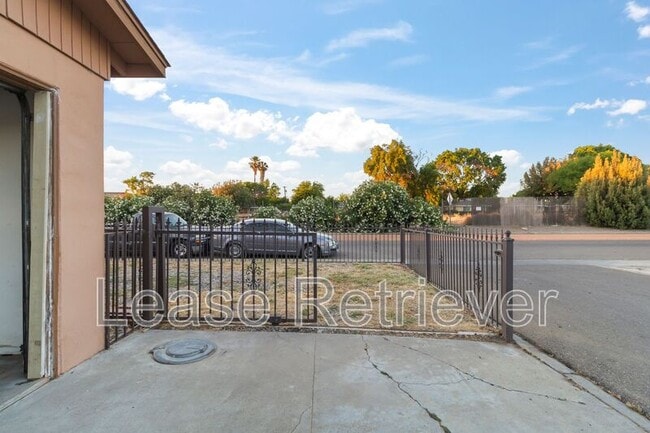 Building Photo - 990 Palm Cir
