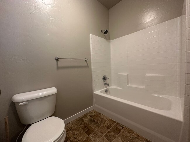 Building Photo - Beautiful 3bed, 2bath, 3car 1,948sq.ft. ho...