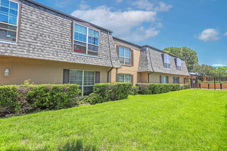Building Photo - 2701 Green Oaks Rd