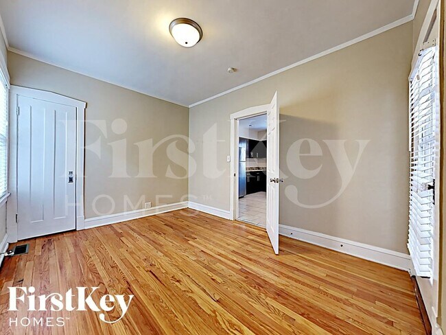 Building Photo - 5143 W Fletcher St