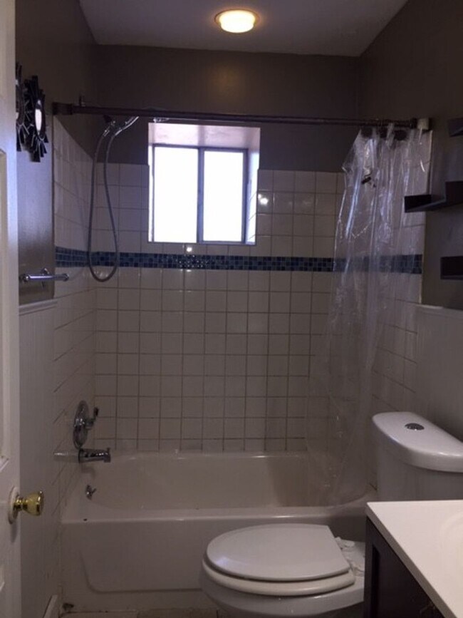 Building Photo - 2 bed 1 bath
