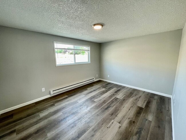 Building Photo - Beautifully Remodeled Ground-Level 2-Bedroom!