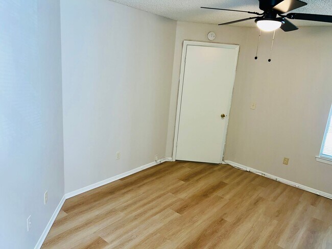 Building Photo - 2585 Grassy Point Dr