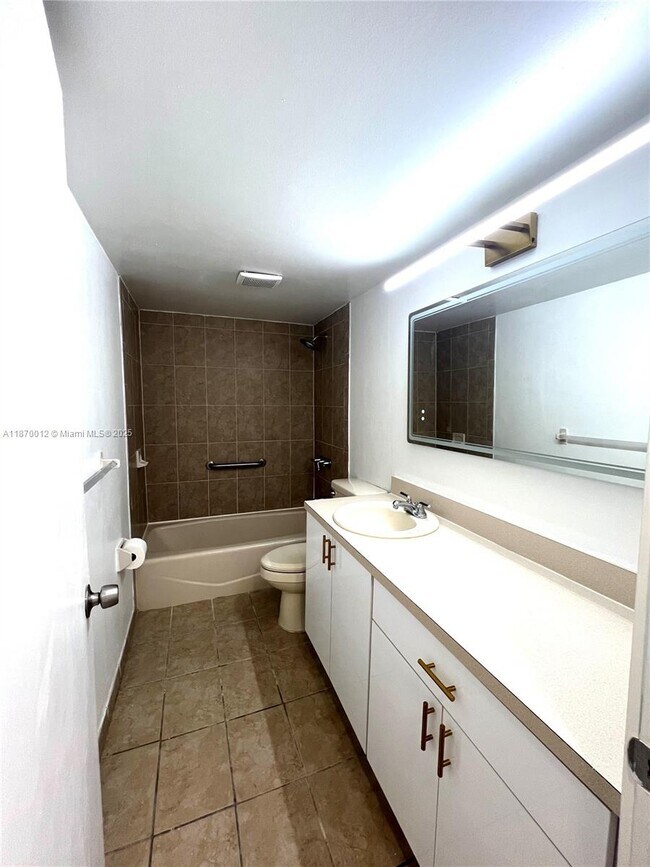 Building Photo - 10822 N Kendall Dr