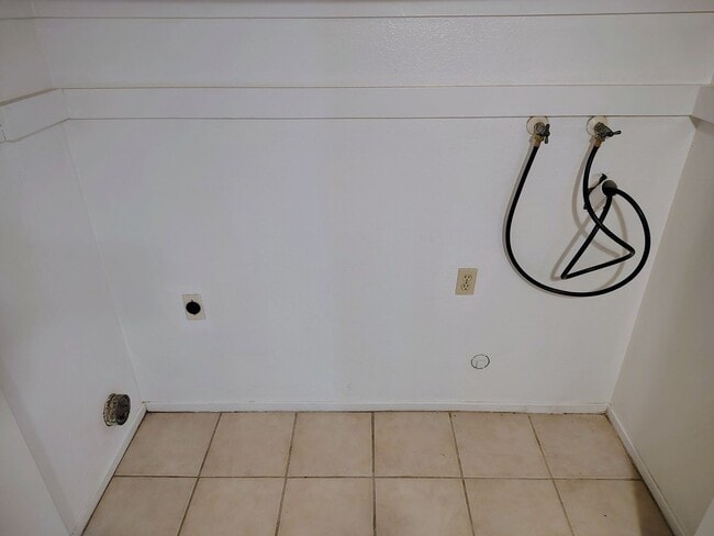 Building Photo - Move In Before the Holidays