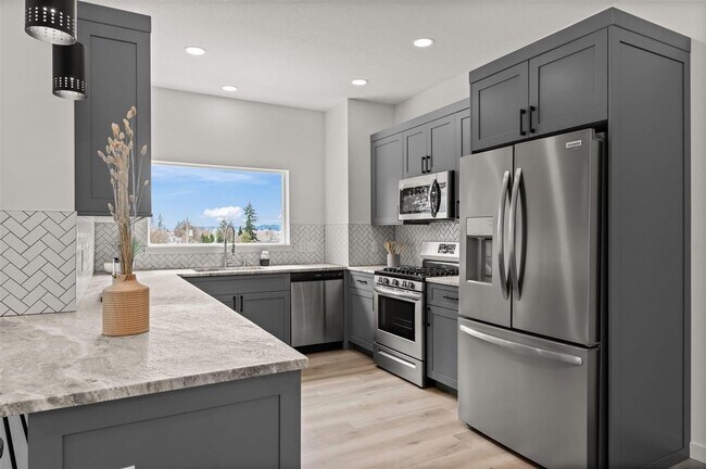 Building Photo - Brand New 2 Bed, 2 Bath Townhouse w/ a View!