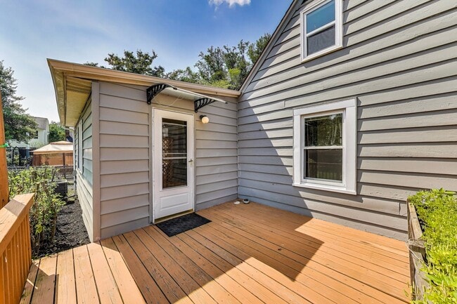Building Photo - Cute 2 bed + Loft + 2 Bath SF w/ Fenced Yard