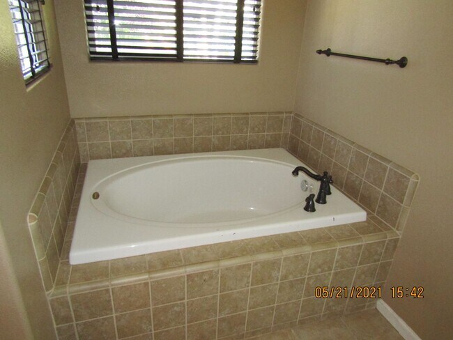 Building Photo - Centrally Located Single Story Home in Traditions