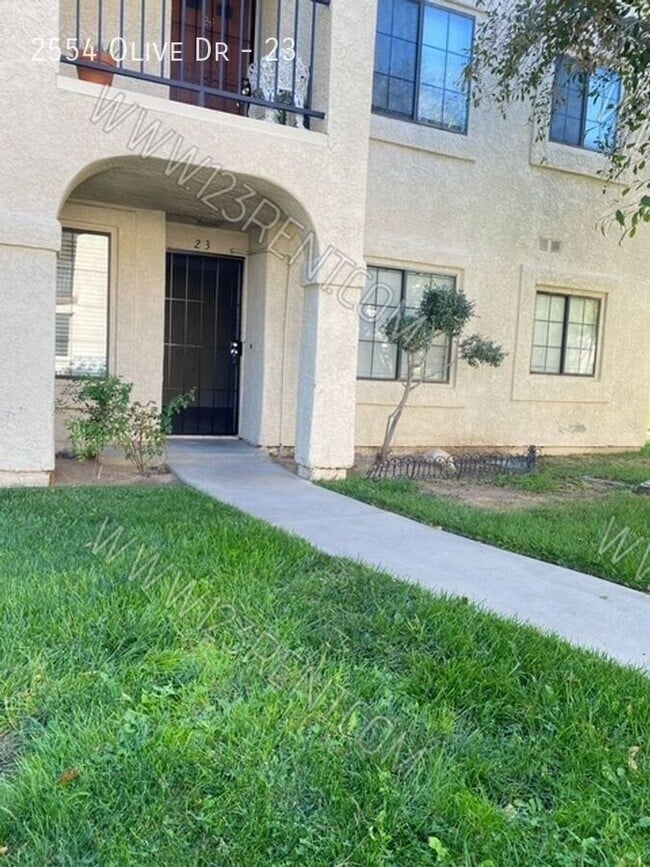 Building Photo - 2554 Olive Dr