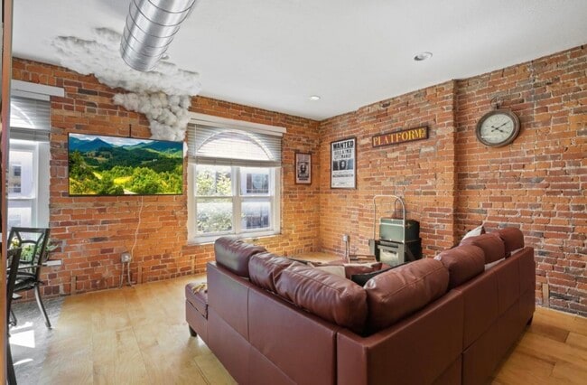 Building Photo - 974 N High St