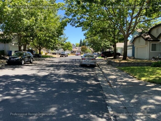 Building Photo - Beautiful Eastside 4 Bedroom, 3 Full baths in quiet neighborhood