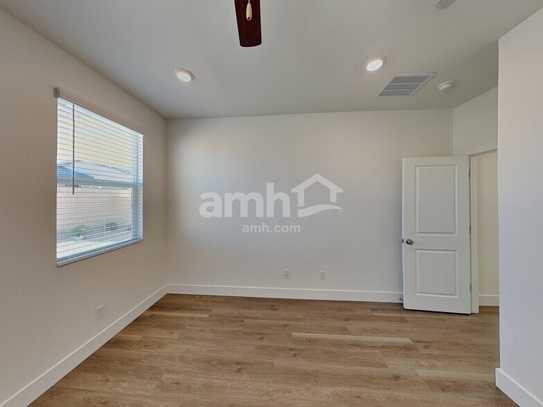 Building Photo - 677 Crimson Flare Ct