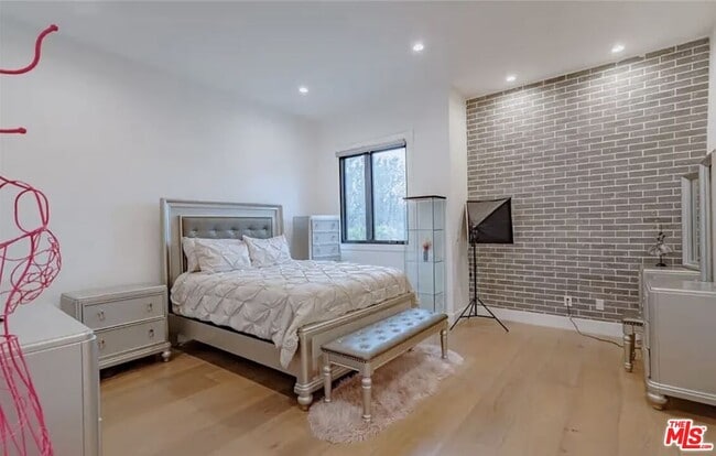 Building Photo - 5225 Topeka Dr