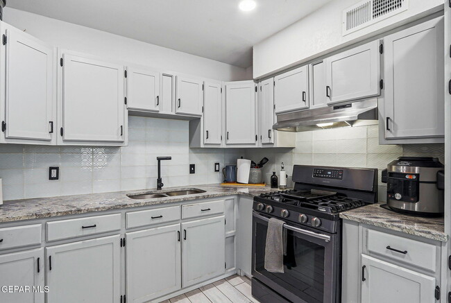 Building Photo - 7740 Phoenix Ave