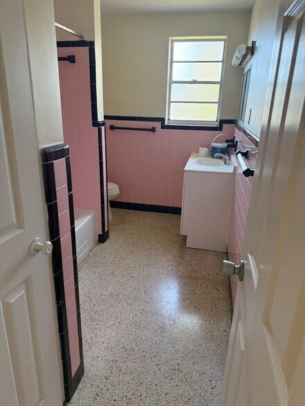 Building Photo - 108 Lantana Ave