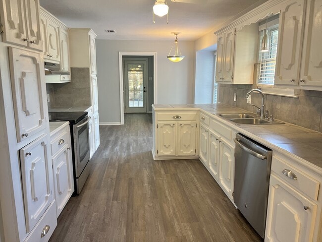 Building Photo - 30447 Parkview Dr