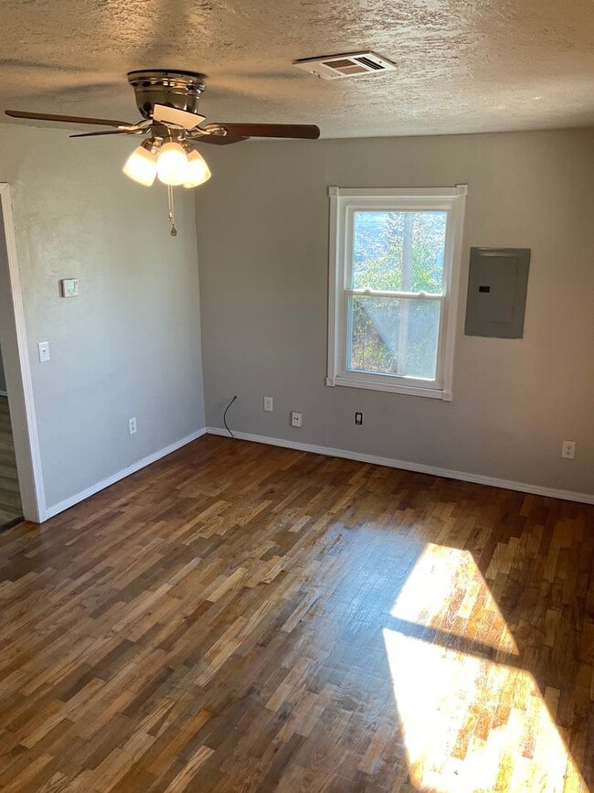 Building Photo - Four bedroom family home