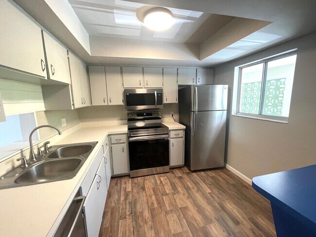 Building Photo - $500 OFF FIRST MONTH RENT • Centrally Loca...