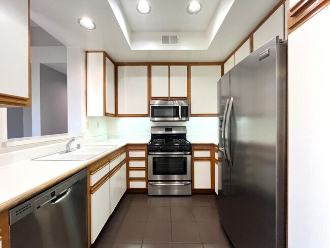 Building Photo - 2 bed, 2 bath located in Corona, CA!