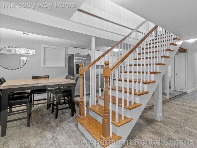 Building Photo - 98 Elm St