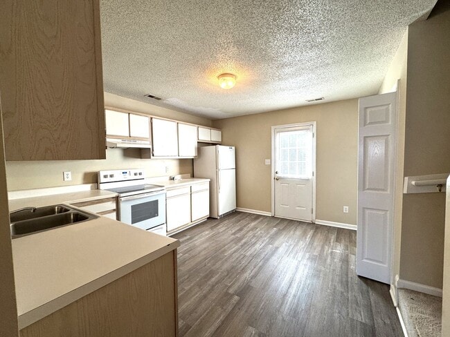 Building Photo - Minutes to Camp Lejeune! Pets with Owner Approval!