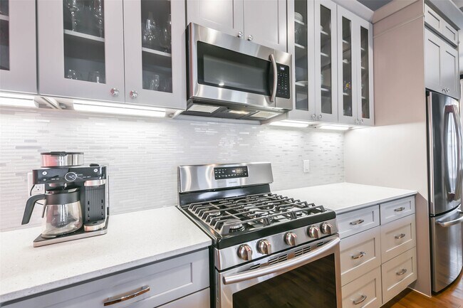 Building Photo - 213 N Hutcheson St