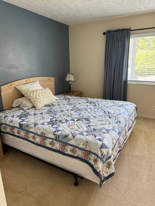 Building Photo - Affordable Lakeside Condo – 3 Bed, 1 Bath