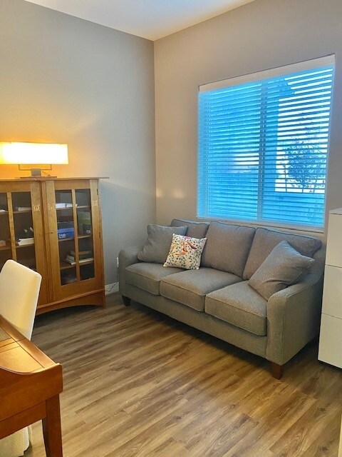 Office/den/3rd bedroom - 5557 N Teaberry Ln