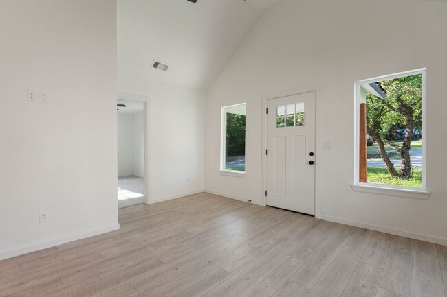 Building Photo - Gorgeous 3 bedroom 2 bathroom home