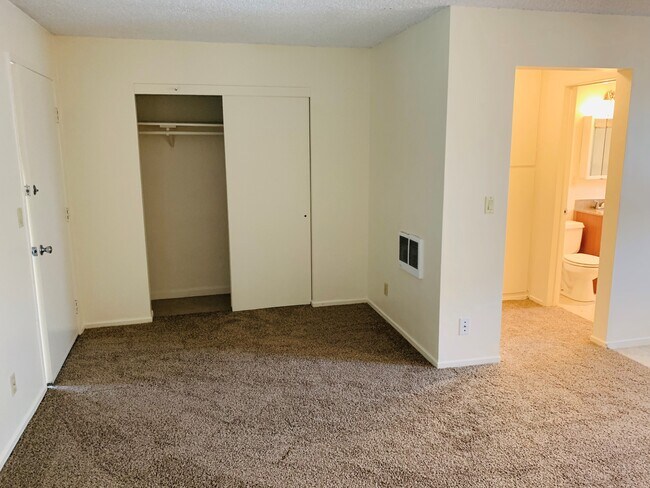 Building Photo - 6681 Berkshire Ter