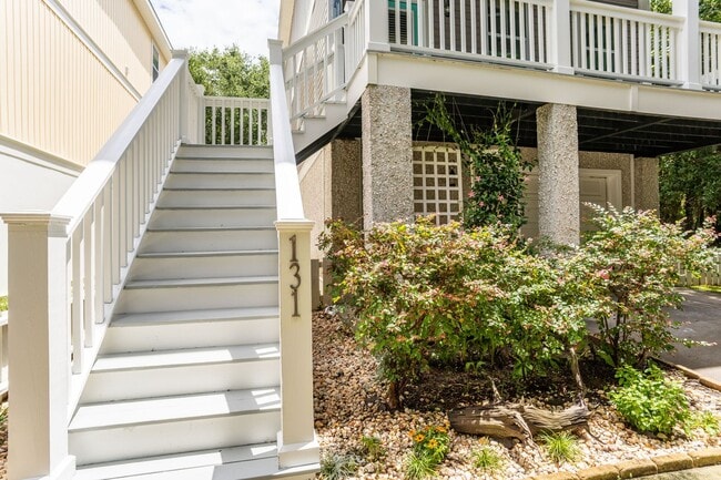 Building Photo - Home on Ladies Island