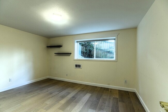 Building Photo - 6832 122nd Ave NE