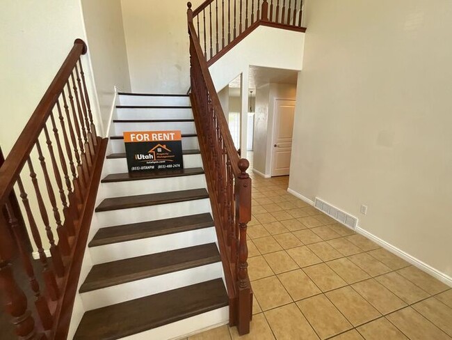 Building Photo - 6 bedroom 3 1/2 bathrooms 2 car garage Lar...
