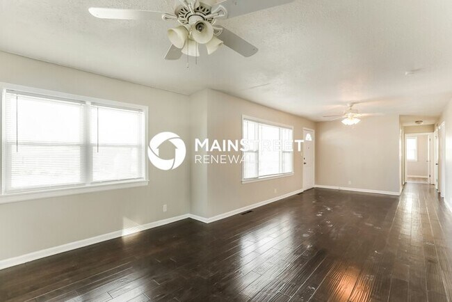 Building Photo - 3 Bedroom Pet-Friendly Home in INDEPENDENCE, MO with Main Street Renewal