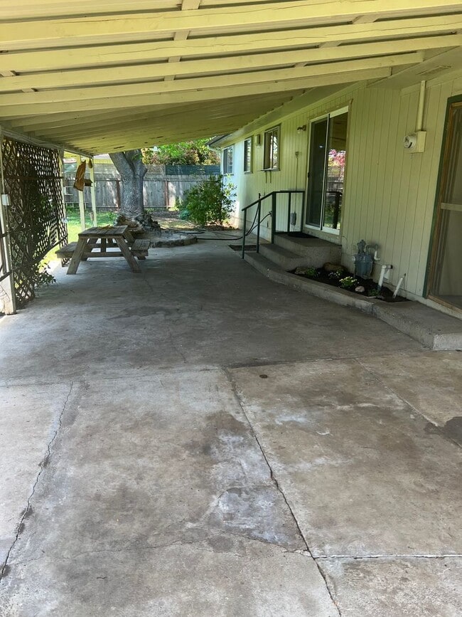 Building Photo - 3BED 1.5BATH - BONUS ROOM, LARGE YARD, WASHER/DRYER HOOKUP, DRIVEWAY PARKING