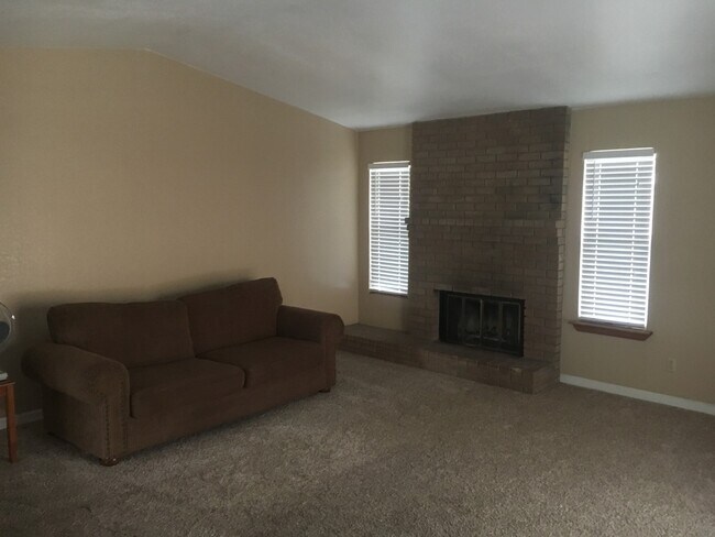 Building Photo - Clean Family Home in Ceres!