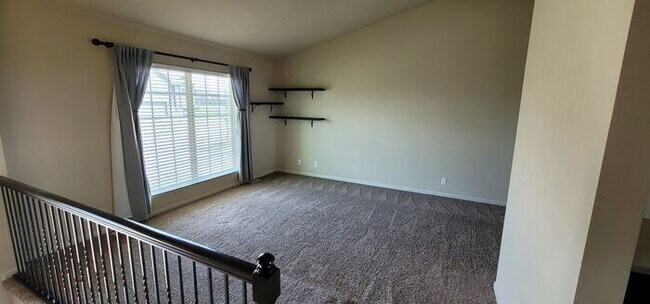 Building Photo - Location, Charm and Comfort!