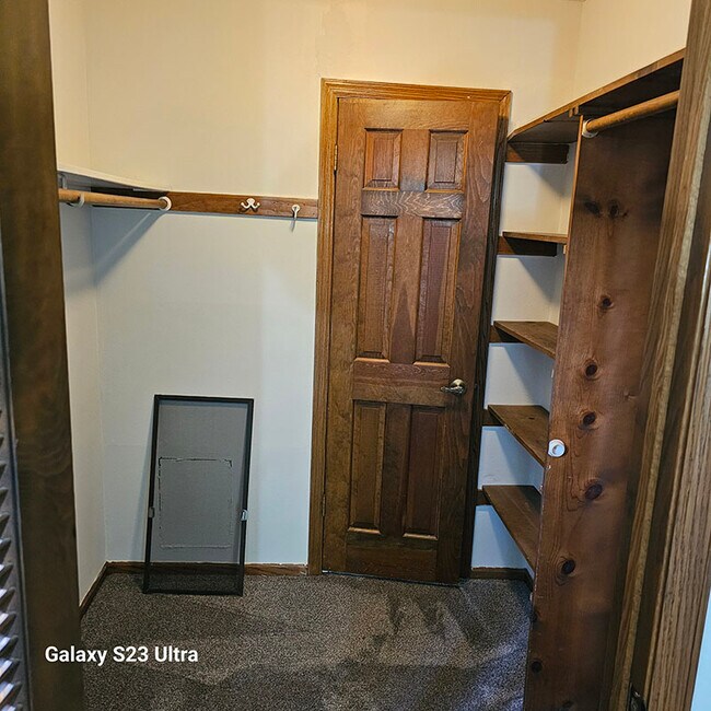 Building Photo - 1224 E Decorah Rd