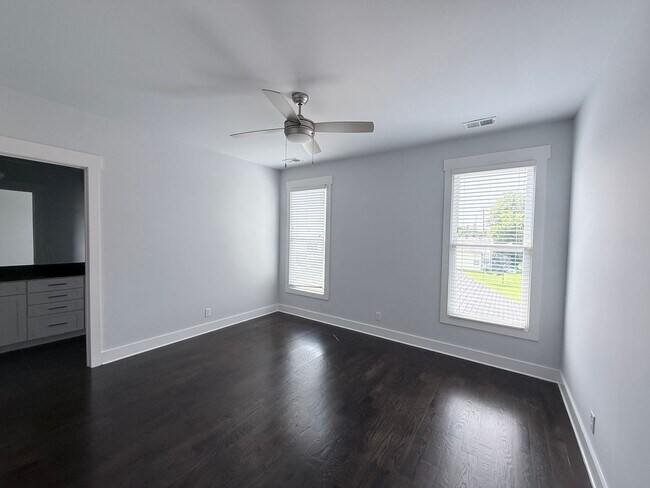 Building Photo - 3 bedroom/2.5 baths