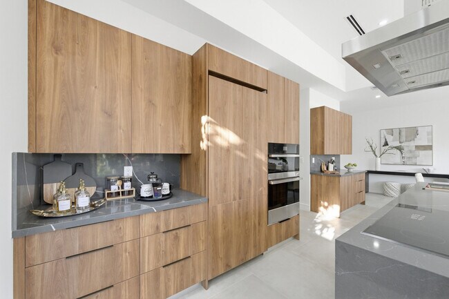 Building Photo - 1308 Avocado Isle