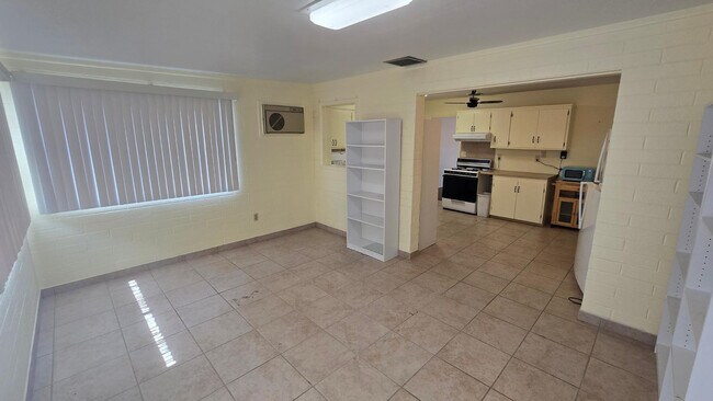 Building Photo - 10806 N 110th Dr
