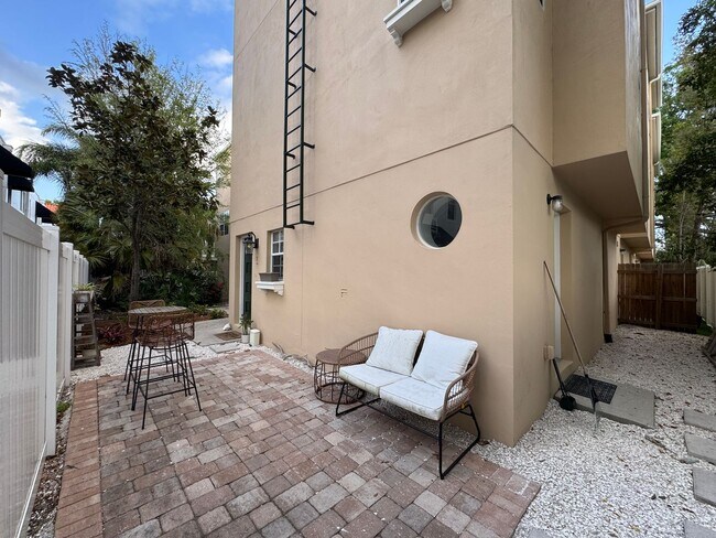 Building Photo - Private Townhouse in Heart of South Tampa
