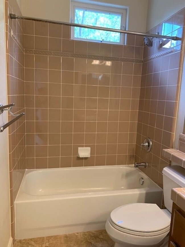 Building Photo - GORGEOUS MODERN 3BR 3BA TOWNHOUSE IN BEAUT...