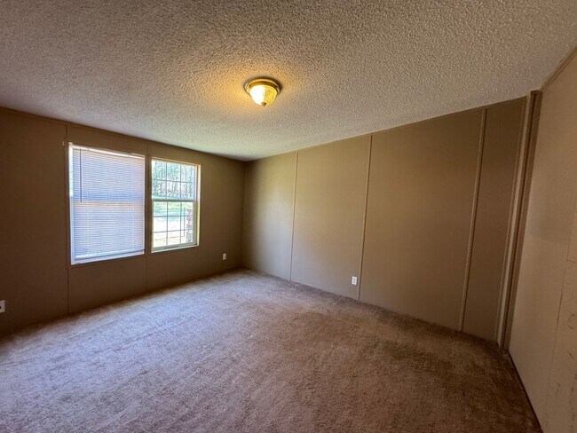 Building Photo - AVAILABLE TO SHOW!